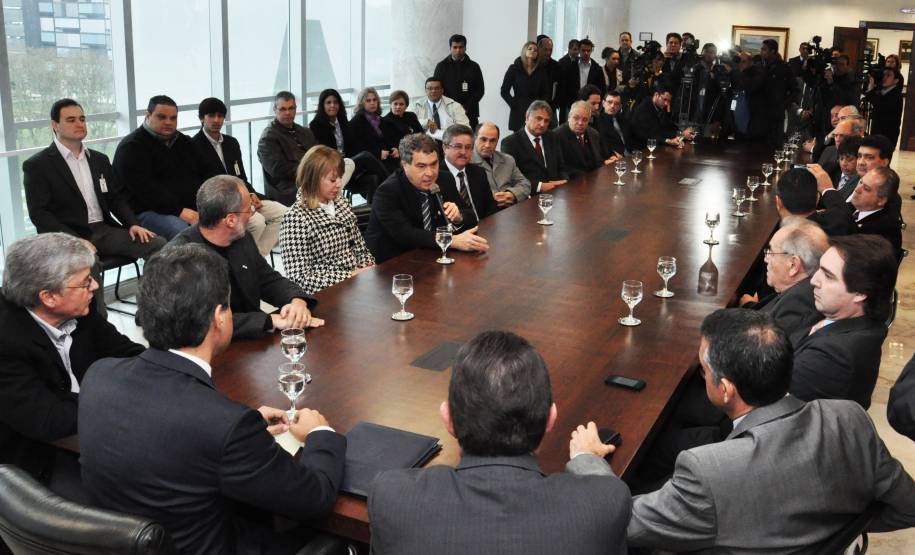 O governador Beto Richa assinou nesta quarta-feira (14) projeto de lei que altera e regulamenta a atividade dos despachantes de trânsito no Paraná.