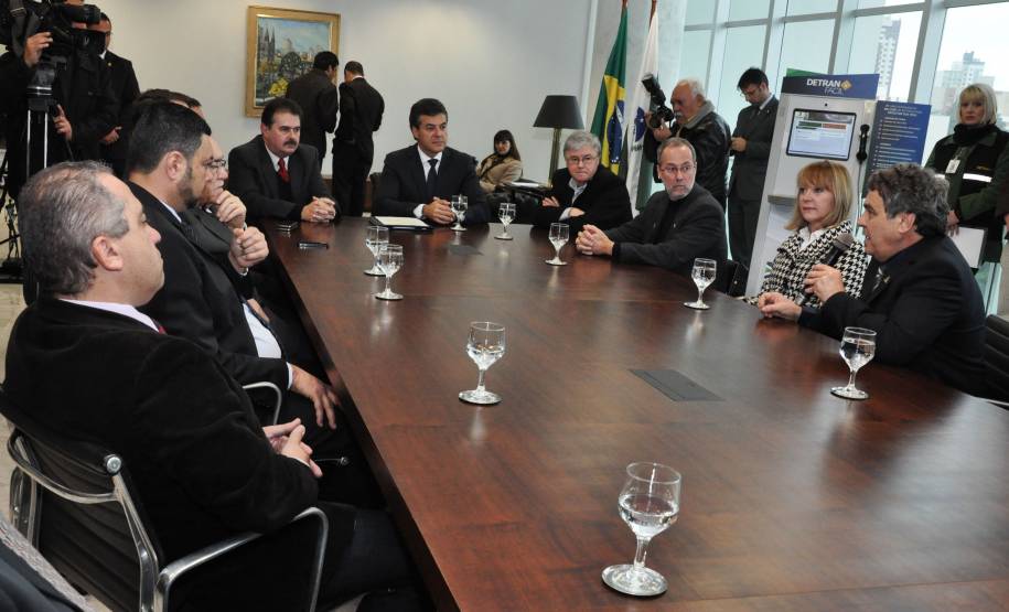 O governador Beto Richa assinou nesta quarta-feira (14) projeto de lei que altera e regulamenta a atividade dos despachantes de trânsito no Paraná.