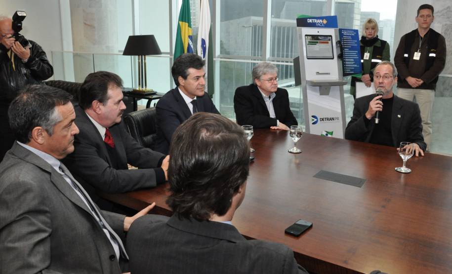 O governador Beto Richa assinou nesta quarta-feira (14) projeto de lei que altera e regulamenta a atividade dos despachantes de trânsito no Paraná.