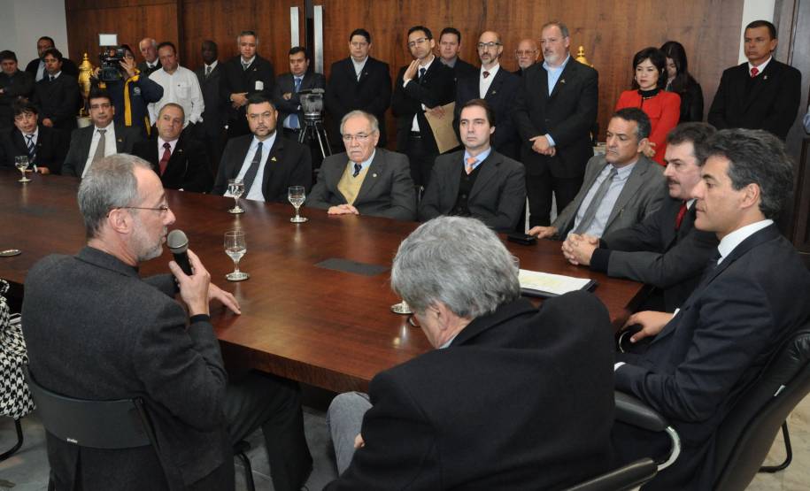 O governador Beto Richa assinou nesta quarta-feira (14) projeto de lei que altera e regulamenta a atividade dos despachantes de trânsito no Paraná.