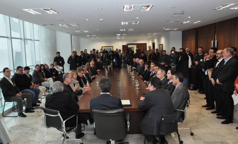 O governador Beto Richa assinou nesta quarta-feira (14) projeto de lei que altera e regulamenta a atividade dos despachantes de trânsito no Paraná.