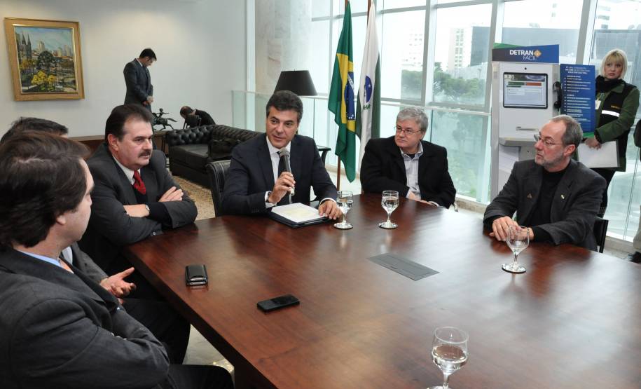 O governador Beto Richa assinou nesta quarta-feira (14) projeto de lei que altera e regulamenta a atividade dos despachantes de trânsito no Paraná.