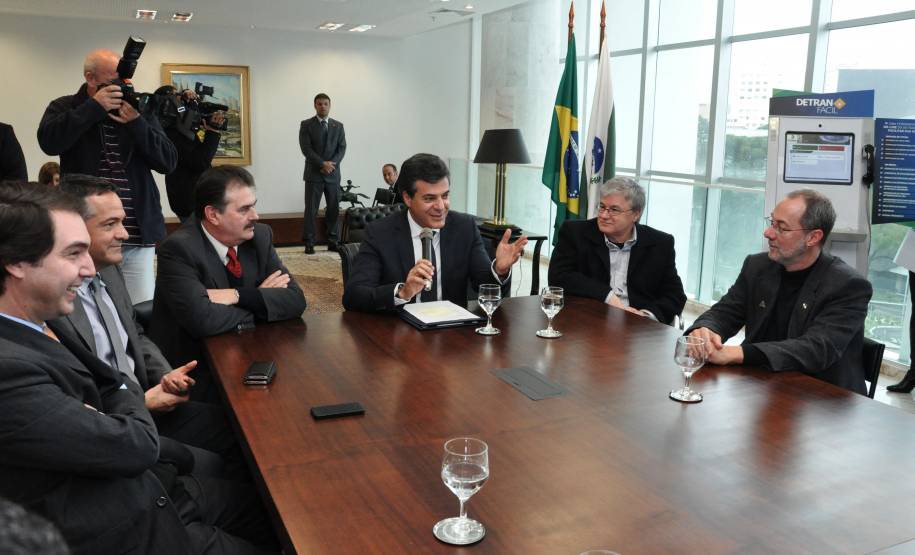 O governador Beto Richa assinou nesta quarta-feira (14) projeto de lei que altera e regulamenta a atividade dos despachantes de trânsito no Paraná.