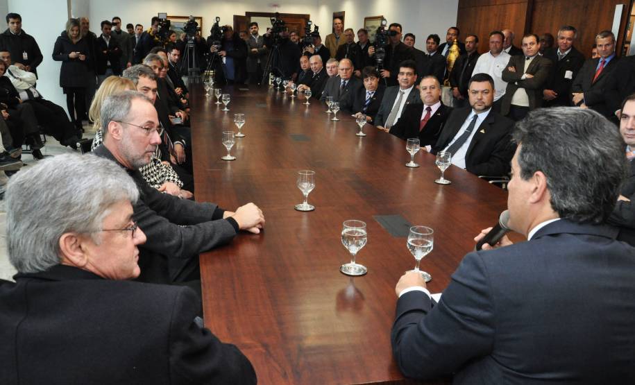 O governador Beto Richa assinou nesta quarta-feira (14) projeto de lei que altera e regulamenta a atividade dos despachantes de trânsito no Paraná.