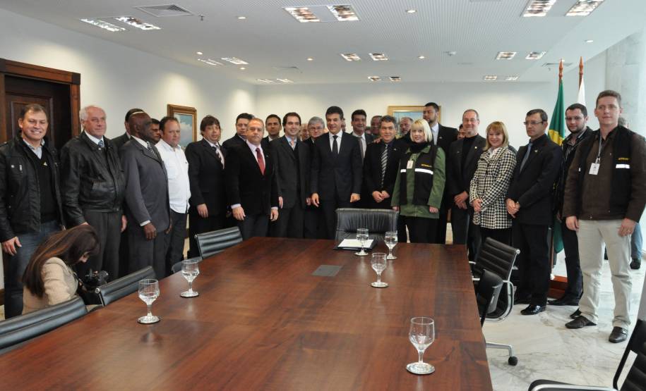 O governador Beto Richa assinou nesta quarta-feira (14) projeto de lei que altera e regulamenta a atividade dos despachantes de trânsito no Paraná.