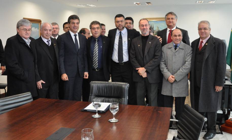 O governador Beto Richa assinou nesta quarta-feira (14) projeto de lei que altera e regulamenta a atividade dos despachantes de trânsito no Paraná.