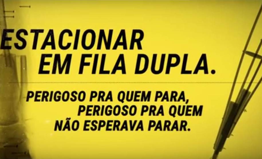 Parar em fila dupla atrapalha o trânsito e aumenta riscos de acidentes Estacionar ou parar o carro ao lado do outro veículo, em fila dupla, é uma prática comum para muitos motoristas. O problema é que a atitude atrapalha o trânsito, aumenta o risco de acidentes e, por isso, é considerada infração grave. O alerta é do Departamento de Trânsito do Paraná (Detran) na campanha “31 dias para mudar o trânsito”, que vai chamar a atenção para mudanças que fazem a diferença.