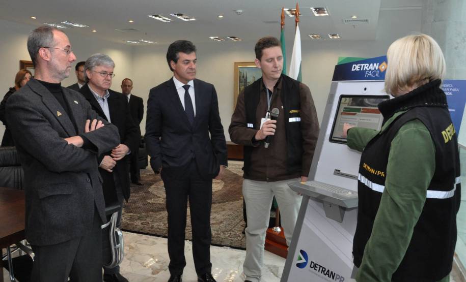O Governo do Estado irá disponibilizar equipamentos de autoatendimento do Departamento de Trânsito do Paraná (Detran-PR) para facilitar o acesso do cidadão a uma série de documentos.