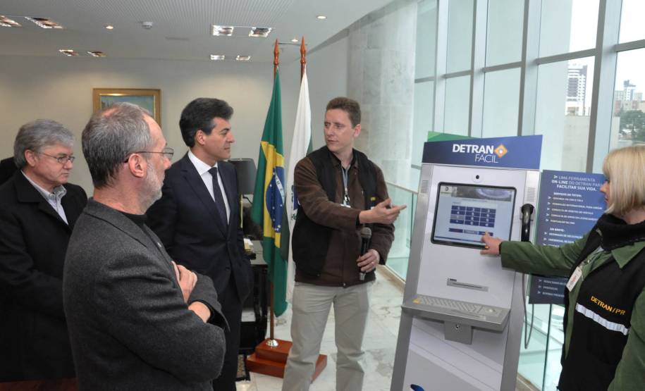 O Governo do Estado irá disponibilizar equipamentos de autoatendimento do Departamento de Trânsito do Paraná (Detran-PR) para facilitar o acesso do cidadão a uma série de documentos.