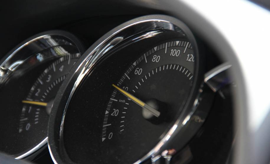 Dirigir acima dos limites de velocidade é a infração de trânsito mais cometida pelos paranaenses, dentro e fora do Estado. Só nos primeiros quatro meses do ano, foram 529 mil penalidades registradas por este motivo. Os dados são do Departamento de Trânsito do Paraná (Detran), que aborda o tema nas atividades da campanha “31 dias para mudar o trânsito”, parte das ações do Maio Amarelo.