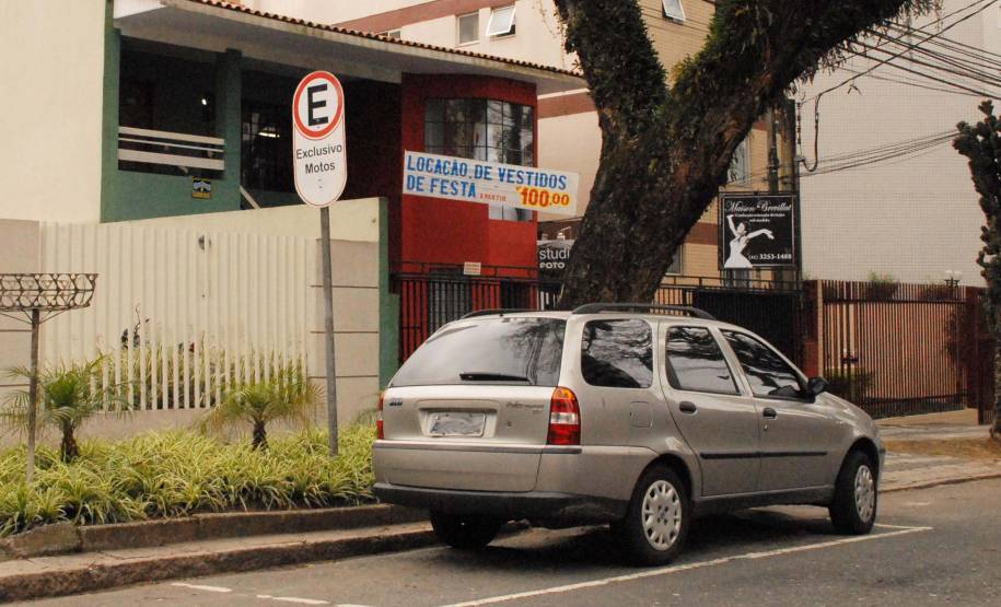 Nesta sexta-feira (6), a campanha “31 Dias para Mudar o Trânsito”, do Departamento de Trânsito do Paraná (Detran), fala sobre estacionamento em local proibido.