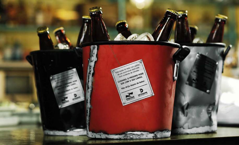 Com a campanha “The Crashbucket”, que alerta os motoristas sobre os perigos de beber e dirigir, o Departamento de Trânsito do Paraná, está entre os finalistas de um dos mais importantes festivais de propagando do mundo, o New York Festivals.