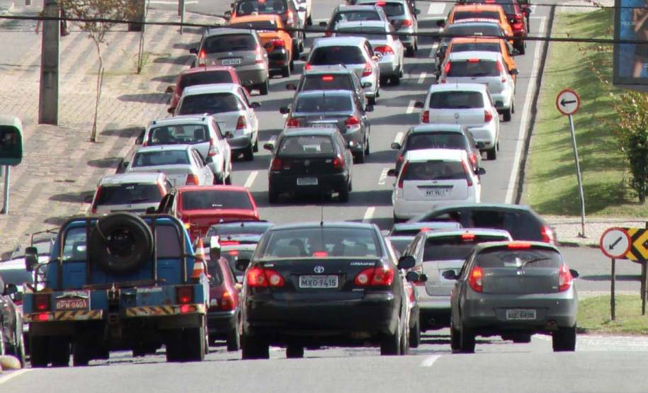 As luzes indicadoras de direção são a principal forma de se comunicar com outros motoristas no trânsito. Se o condutor não sinaliza uma conversão, ou seja, não dá a seta ao entrar em uma rua ou garagem, os demais motoristas não conseguem programar a redução de velocidade necessária ou frear a tempo.