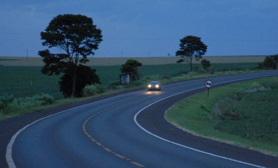 Sono é causa de 30% das mortes em rodovias brasileiras Dados da Associação Brasileira do Sono (ABS) mostram que até 30% das mortes ocasionadas em rodovias brasileiras são causadas por motoristas que dormem ao volante. Pensando nisso, o Departamento de Trânsito do Paraná (Detran) faz um alerta sobre os perigos de dirigir cansado e sonolento.