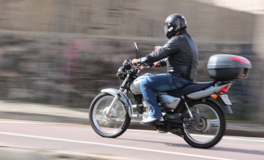 Pilotar uma moto com excesso de peso traz sérios riscos para a segurança do trânsito, uma bagagem a mais pode fazer toda a diferença e colocar em perigo a vida do condutor e de outros motoristas.
