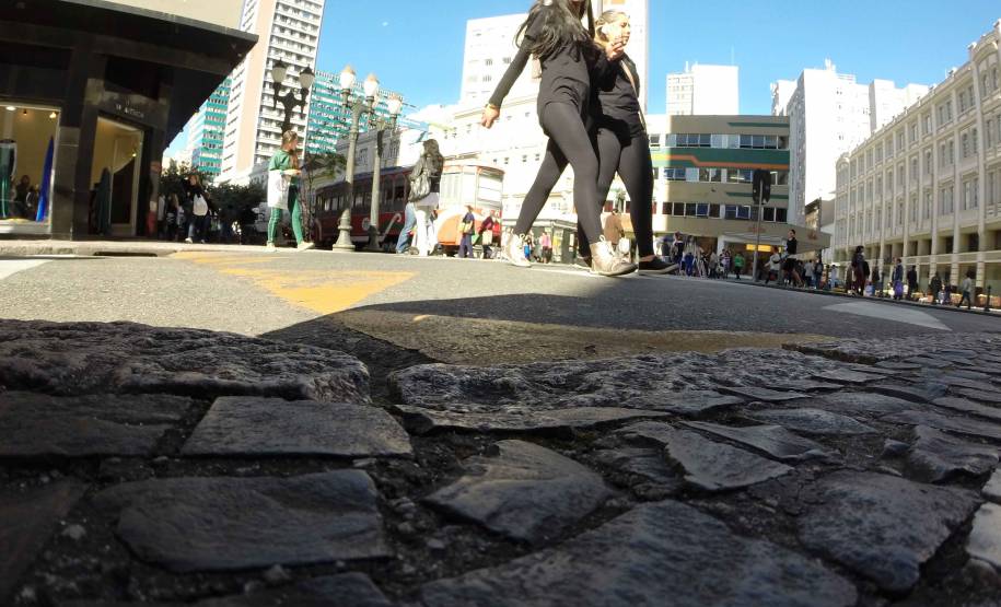 Mesmo que não exista faixa de pedestre, quem atravessa as ruas caminhando tem prioridade no trânsito e os veículos devem respeita-los. A determinação é do Código de Trânsito Brasileiro (CTB) e tema da campanha “31 dias para mudar o trânsito”, do Detran Paraná para o Maio Amarelo.