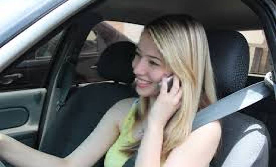 A partir de novembro, dirigir segurando ou manuseando o celular será considerada infração gravíssima de trânsito, sujeita a multa no valor de R$ 293,47, mais sete pontos na habilitação. As penalidades mais rigorosas são uma tentativa de diminuir o uso do aparelho pelos motoristas enquanto estão ao volante e, assim, reduzir também o risco de acidentes causados pela falta de atenção.