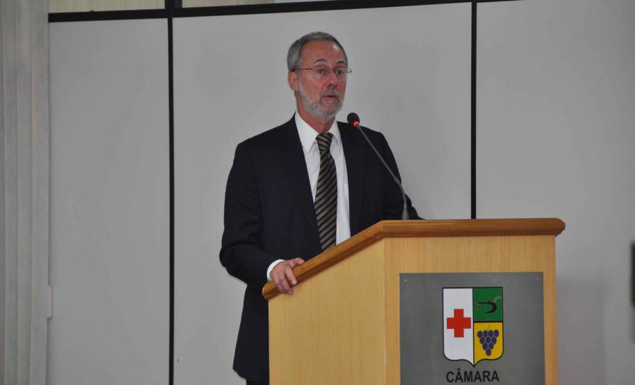 O diretor-geral do Departamento de Trânsito do Paraná, Marcos Traad apresentou os avanços da autarquia aos vereadores de Cutitiba, na manhã desta quarta-feira (18). Na Tribuna Livre, Traad prestou conta das atividades desenvolvidas nos últimos cinco anos e conversou com os parlamentares sobre mobilidade, legislação e formação de condutores.