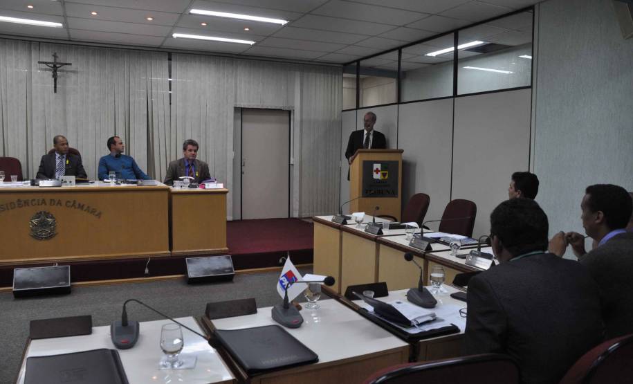 O diretor-geral do Departamento de Trânsito do Paraná, Marcos Traad apresentou os avanços da autarquia aos vereadores de Cutitiba, na manhã desta quarta-feira (18). Na Tribuna Livre, Traad prestou conta das atividades desenvolvidas nos últimos cinco anos e conversou com os parlamentares sobre mobilidade, legislação e formação de condutores.