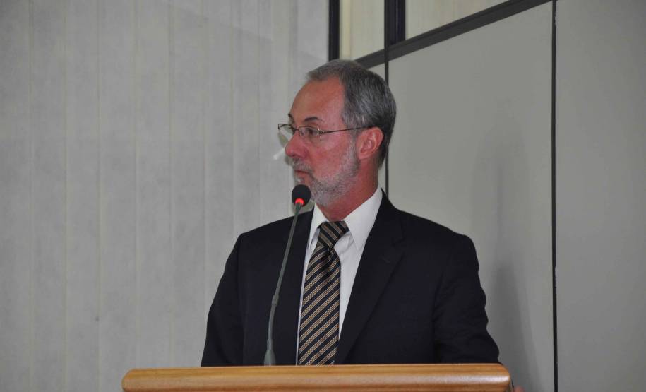 O diretor-geral do Departamento de Trânsito do Paraná, Marcos Traad apresentou os avanços da autarquia aos vereadores de Cutitiba, na manhã desta quarta-feira (18). Na Tribuna Livre, Traad prestou conta das atividades desenvolvidas nos últimos cinco anos e conversou com os parlamentares sobre mobilidade, legislação e formação de condutores.