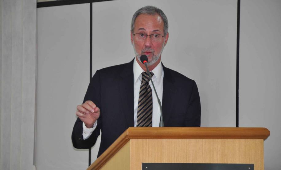 O diretor-geral do Departamento de Trânsito do Paraná, Marcos Traad apresentou os avanços da autarquia aos vereadores de Cutitiba, na manhã desta quarta-feira (18). Na Tribuna Livre, Traad prestou conta das atividades desenvolvidas nos últimos cinco anos e conversou com os parlamentares sobre mobilidade, legislação e formação de condutores.