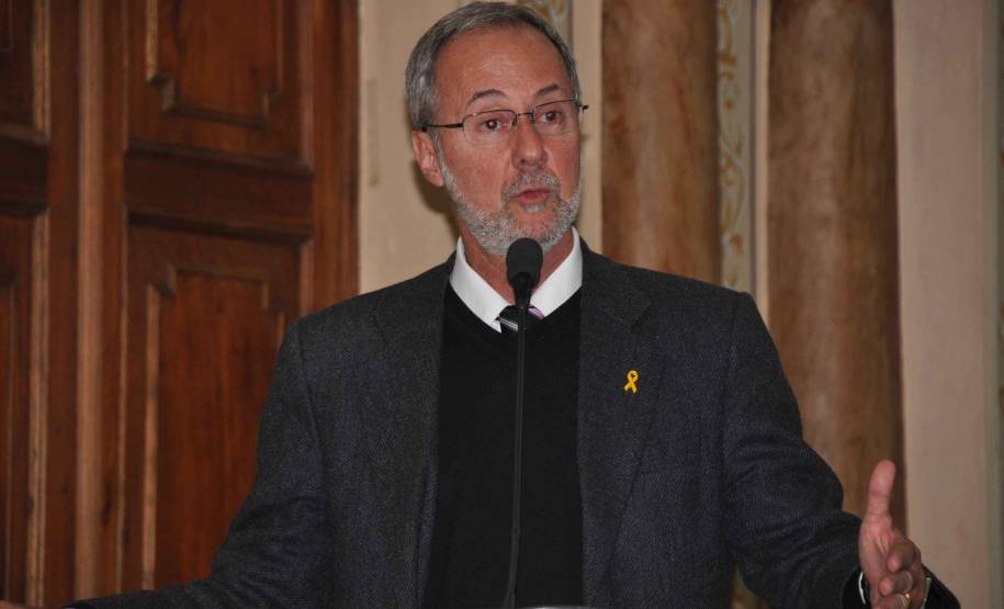 O diretor-geral do Departamento de Trânsito do Paraná, Marcos Traad apresentou os avanços da autarquia aos vereadores de Cutitiba, na manhã desta quarta-feira (18). Na Tribuna Livre, Traad prestou conta das atividades desenvolvidas nos últimos cinco anos e conversou com os parlamentares sobre mobilidade, legislação e formação de condutores.