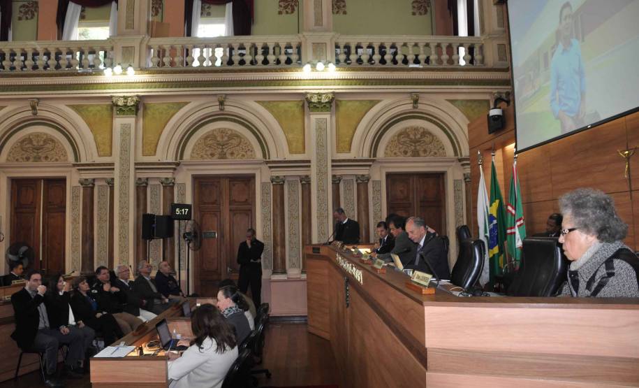 O diretor-geral do Departamento de Trânsito do Paraná, Marcos Traad apresentou os avanços da autarquia aos vereadores de Cutitiba, na manhã desta quarta-feira (18). Na Tribuna Livre, Traad prestou conta das atividades desenvolvidas nos últimos cinco anos e conversou com os parlamentares sobre mobilidade, legislação e formação de condutores.