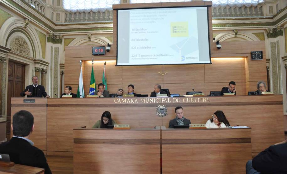 O diretor-geral do Departamento de Trânsito do Paraná, Marcos Traad apresentou os avanços da autarquia aos vereadores de Cutitiba, na manhã desta quarta-feira (18). Na Tribuna Livre, Traad prestou conta das atividades desenvolvidas nos últimos cinco anos e conversou com os parlamentares sobre mobilidade, legislação e formação de condutores.