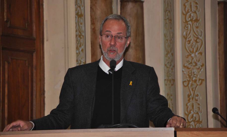 O diretor-geral do Departamento de Trânsito do Paraná, Marcos Traad apresentou os avanços da autarquia aos vereadores de Cutitiba, na manhã desta quarta-feira (18). Na Tribuna Livre, Traad prestou conta das atividades desenvolvidas nos últimos cinco anos e conversou com os parlamentares sobre mobilidade, legislação e formação de condutores.