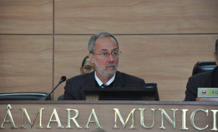 O diretor-geral do Departamento de Trânsito do Paraná, Marcos Traad apresentou os avanços da autarquia aos vereadores de Cutitiba, na manhã desta quarta-feira (18). Na Tribuna Livre, Traad prestou conta das atividades desenvolvidas nos últimos cinco anos e conversou com os parlamentares sobre mobilidade, legislação e formação de condutores.