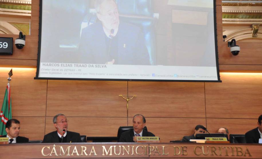 O diretor-geral do Departamento de Trânsito do Paraná, Marcos Traad apresentou os avanços da autarquia aos vereadores de Cutitiba, na manhã desta quarta-feira (18). Na Tribuna Livre, Traad prestou conta das atividades desenvolvidas nos últimos cinco anos e conversou com os parlamentares sobre mobilidade, legislação e formação de condutores.
