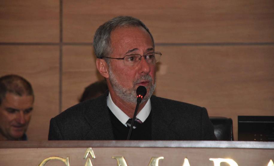 O diretor-geral do Departamento de Trânsito do Paraná, Marcos Traad apresentou os avanços da autarquia aos vereadores de Cutitiba, na manhã desta quarta-feira (18). Na Tribuna Livre, Traad prestou conta das atividades desenvolvidas nos últimos cinco anos e conversou com os parlamentares sobre mobilidade, legislação e formação de condutores.