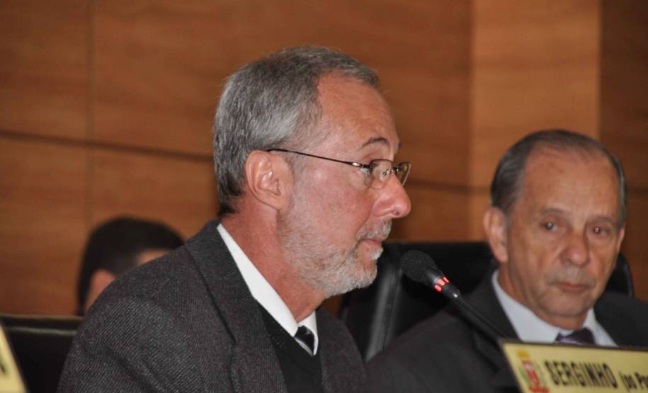 O diretor-geral do Departamento de Trânsito do Paraná, Marcos Traad apresentou os avanços da autarquia aos vereadores de Cutitiba, na manhã desta quarta-feira (18). Na Tribuna Livre, Traad prestou conta das atividades desenvolvidas nos últimos cinco anos e conversou com os parlamentares sobre mobilidade, legislação e formação de condutores.