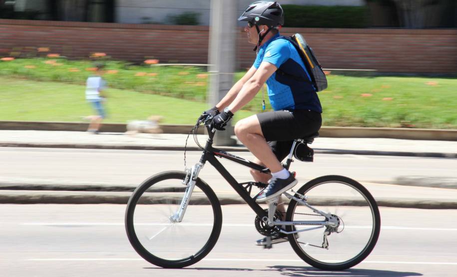O uso do fone de ouvido no trânsito se tornou um hábito para muitos ciclistas, motociclistas e pedestres. O problema é que sem atenção ao que acontece em volta, como buzinas e avisos sonoros, os equipamentos trazem riscos para quem usa.