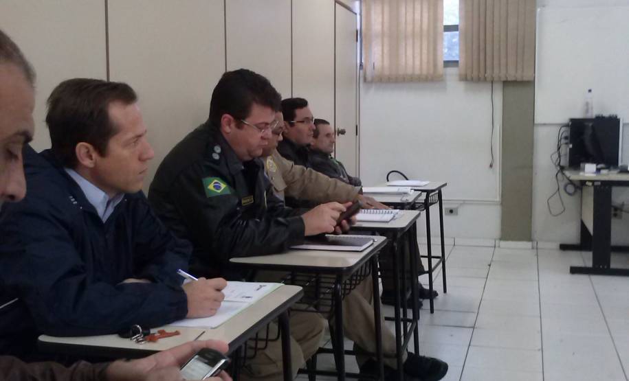 Representantes consulares do Brasil, Paraguai e Argentina se reuniram nesta quinta-feira (15), na sede do Departamento de Trânsito do Paraná (Detran/PR), em Foz do Iguaçu, para discutir a entrada de veículos estrangeiros sem documentação no País e os problemas enfrentados na fiscalização da tríplice fronteira.