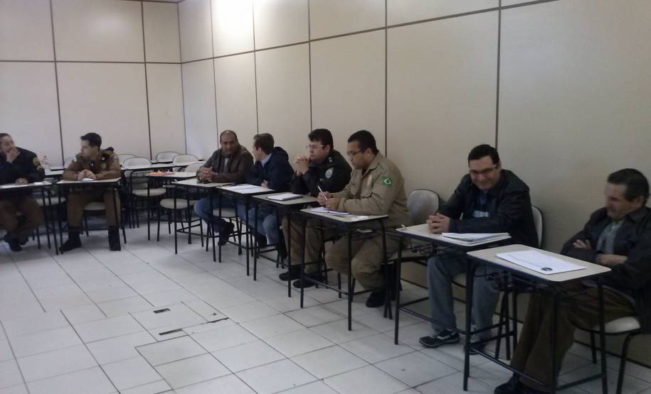 Representantes consulares do Brasil, Paraguai e Argentina se reuniram nesta quinta-feira (15), na sede do Departamento de Trânsito do Paraná (Detran/PR), em Foz do Iguaçu, para discutir a entrada de veículos estrangeiros sem documentação no País e os problemas enfrentados na fiscalização da tríplice fronteira.