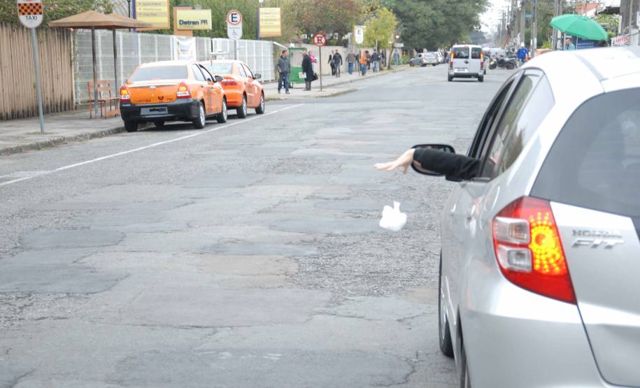 Pouca gente sabe, mas jogar lixo nas ruas e estradas, ou atirar objetos do veículo é infração média, prevista no artigo 172 do Código de Trânsito Brasileiro (CTB). O condutor recebe multa de R$ 85,13 e quatro pontos na carteira de habilitação. O assunto é abordado nesta segunda-feira (23) pelo Departamento de Trânsito do Paraná (Detran), na campanha “31 Dias para mudar o trânsito”, para o Maio Amarelo.