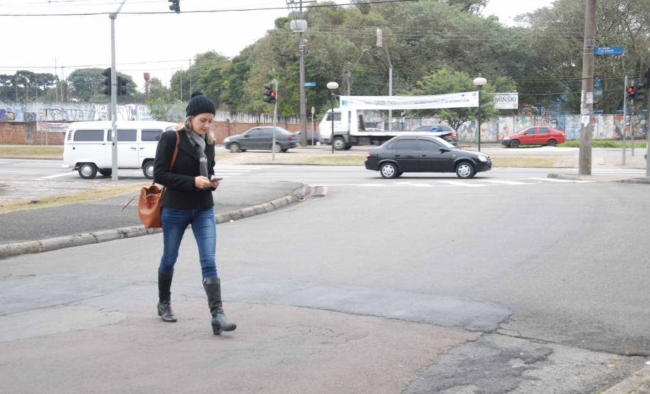 Digitar, ler, falar e usar fone de ouvidos enquanto caminha compromete a atenção do pedestre em até 80%. A distração com o aparelho celular pode resultar em atropelamentos, ocorrência que já soma 1.387 eventos nos primeiros quatro meses do ano, em todo Paraná. Segundo a Polícia Militar e o Corpo de Bombeiros, os municípios com maior número de registros são Curitiba, Maringá, Londrina, Ponta Grossa, São José dos Pinhais e Cascavel.