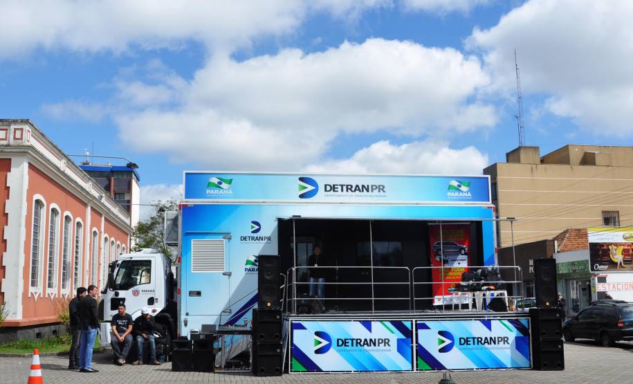 Unidade móvel do Detran atende cidadãos durante a Expo Santa Helena