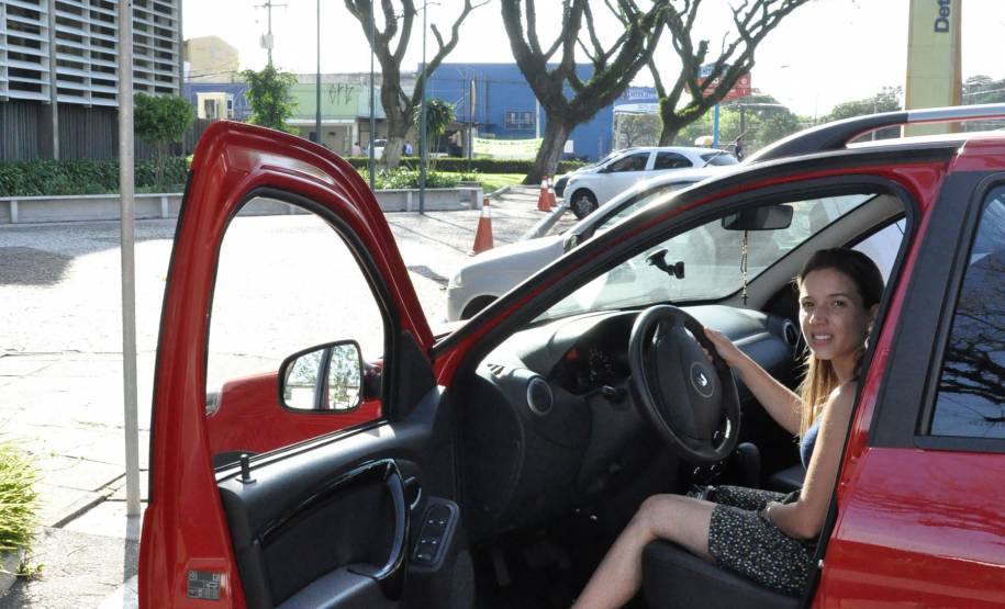 A partir de novembro, a punição para quem estacionar irregularmente nas vagas exclusivas para idosos, ou pessoas com deficiência, fica mais rigorosa. A infração passa a ser considerada gravíssima, com multa de R$ 293,47, remoção do veículo e sete pontos na carteira de habilitação. A medida valerá também para estacionamentos privados, como mercados, shoppings e condomínios.