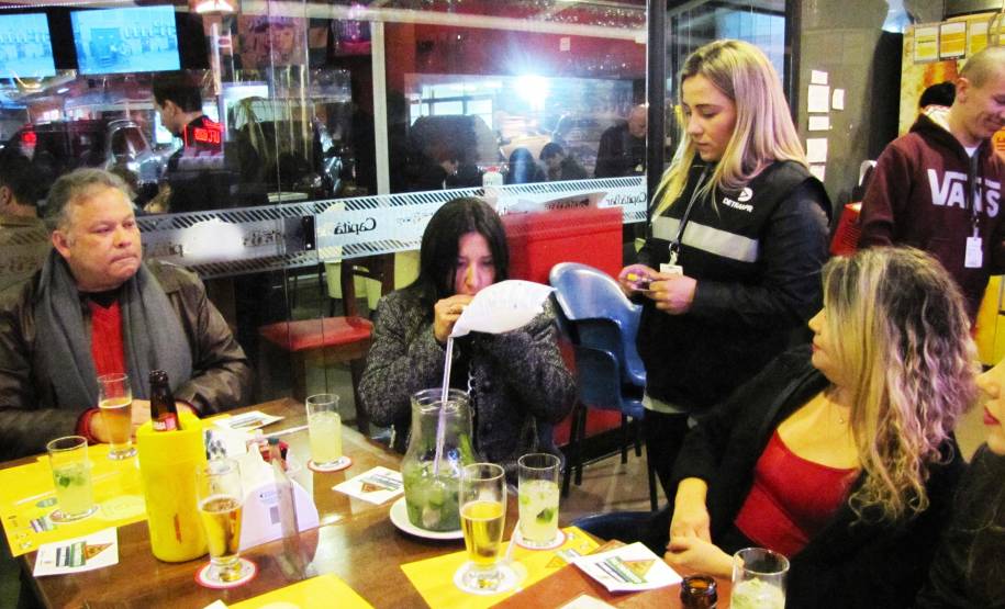 Mais de 2,6 mil pessoas foram abordadas pela equipe de educadores do Detran em Foz do Iguaçu e Medianeira.