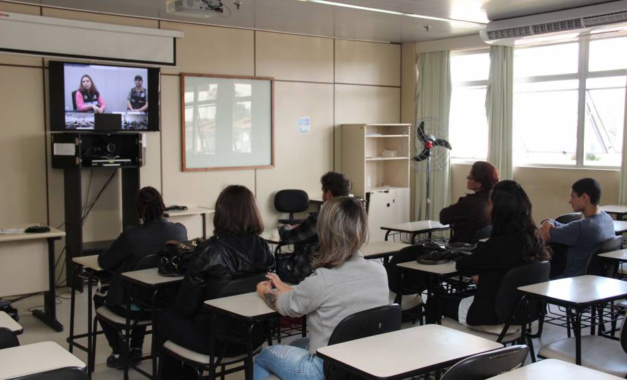 O Departamento de Trânsito do Paraná (Detran) promove em junho e julho, em cinco municípios, cursos de reciclagem para motoristas infratores pelo Sistema de Videoconferência.
