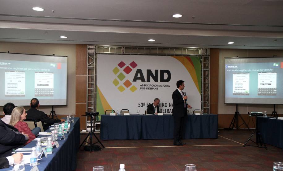 O Departamento de Trânsito do Paraná apresentou nesta quinta-feira (16), em Brasília, o sistema de vistorias eletrônicas de veículos realizadas no Estado. O modelo, considerado inédito no Brasil, usa um aplicativo de celular e substitui o uso de papel por arquivos eletrônicos.