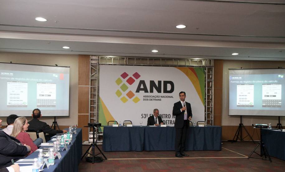 O Departamento de Trânsito do Paraná apresentou nesta quinta-feira (16), em Brasília, o sistema de vistorias eletrônicas de veículos realizadas no Estado. O modelo, considerado inédito no Brasil, usa um aplicativo de celular e substitui o uso de papel por arquivos eletrônicos.