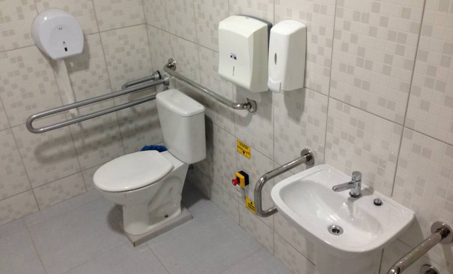 O Posto Central do Detran em Curitiba passou obras de manutenção e reparos ao longo do primeiro semestre de 2016 e está pronto para atender o público com mais conforto e acessibilidade. As adaptações foram negociadas com o proprietário do imóvel, que é alugado e fica na região Central, para evitar que a unidade fosse transferida para outro bairro.