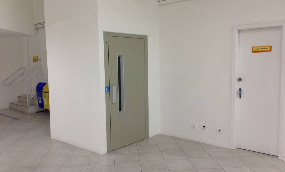 O Posto Central do Detran em Curitiba passou obras de manutenção e reparos ao longo do primeiro semestre de 2016 e está pronto para atender o público com mais conforto e acessibilidade. As adaptações foram negociadas com o proprietário do imóvel, que é alugado e fica na região Central, para evitar que a unidade fosse transferida para outro bairro.