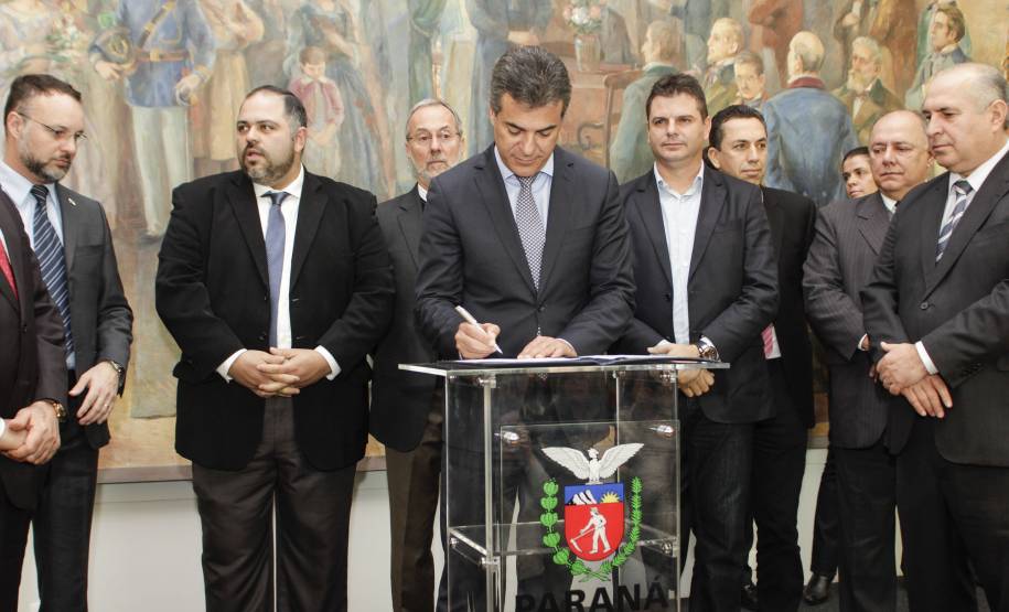 Governador Beto Richa assina convênio para obras de sinalização viária para 40 municípios, junto com o diretor geral do Detran, Marcos Traad