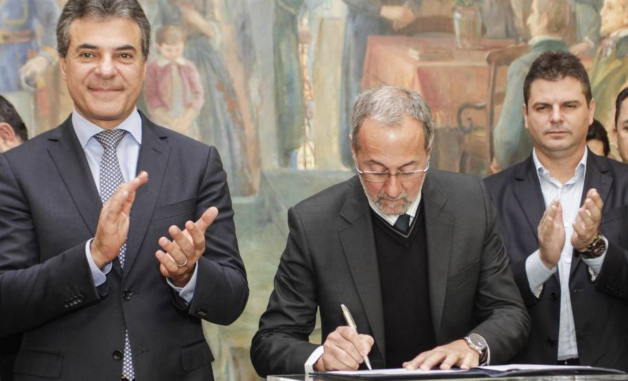 Governador Beto Richa assina convênio para obras de sinalização viária para 40 municípios, junto com o diretor geral do Detran, Marcos Traad