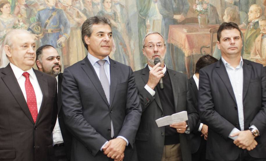 Governador Beto Richa assina convênio para obras de sinalização viária para 40 municípios, junto com o diretor geral do Detran, Marcos Traad