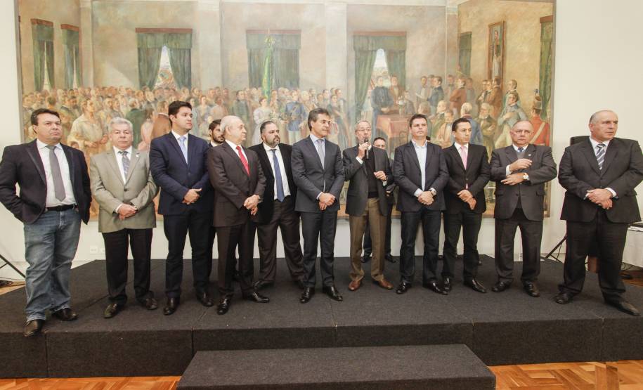 Governador Beto Richa assina convênio para obras de sinalização viária para 40 municípios, junto com o diretor geral do Detran, Marcos Traad